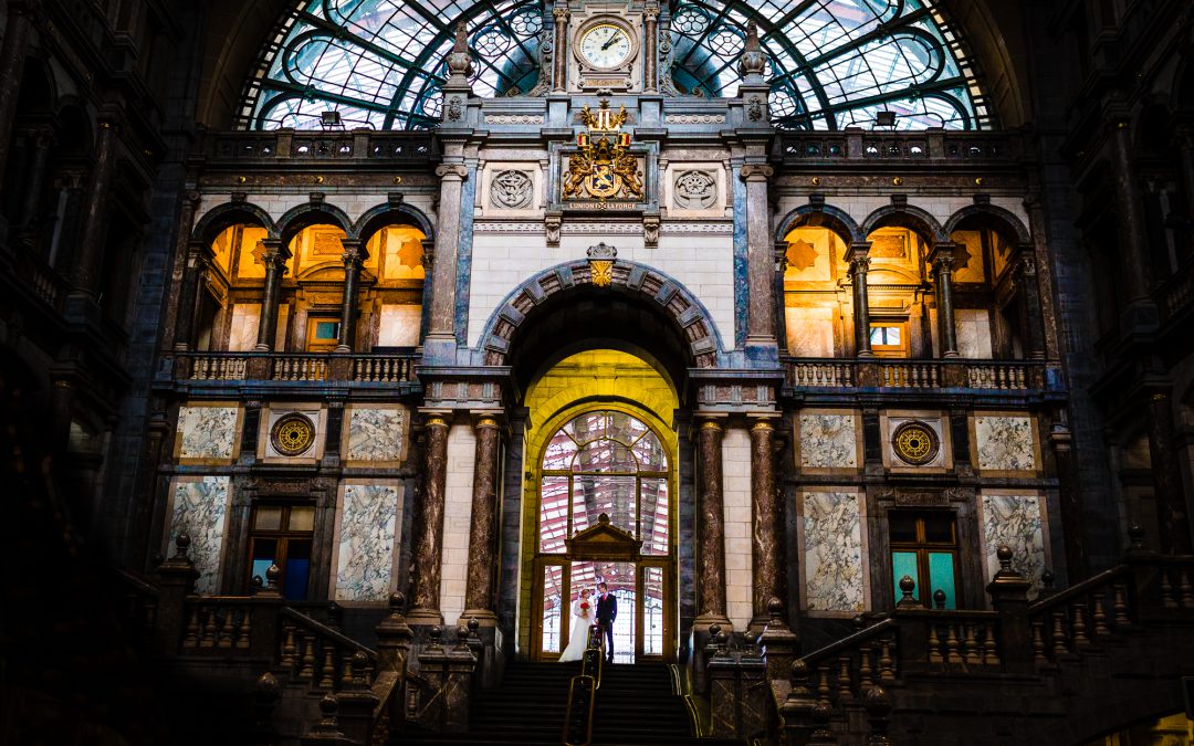 Photographe de mariage à Kontich immortalise un couple dans l'race de la gare d'Anvers