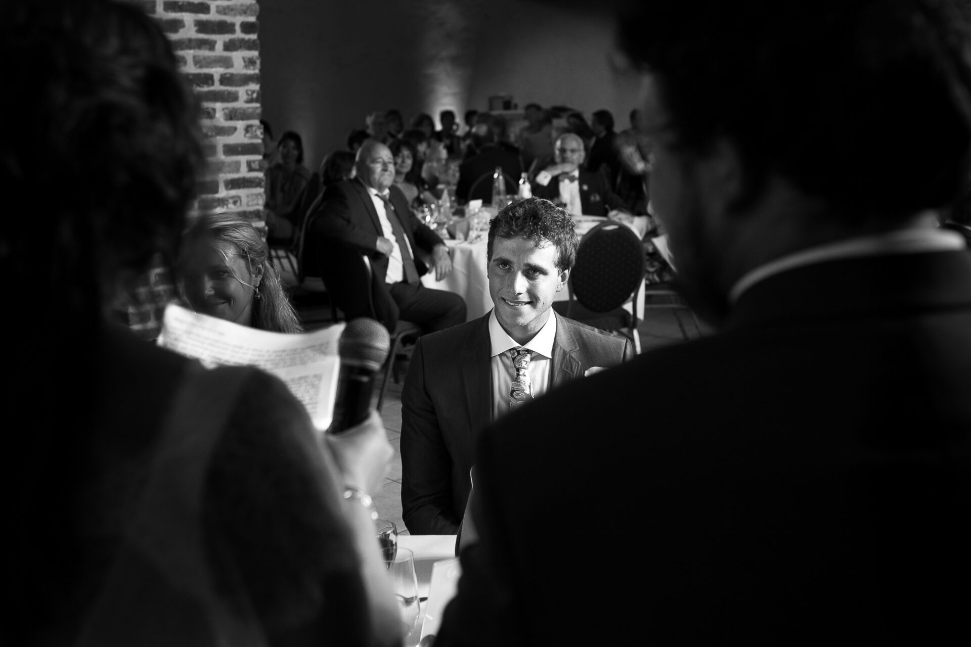 Le frère de la mariée regarde de manière émotionnelle pendant le discours.