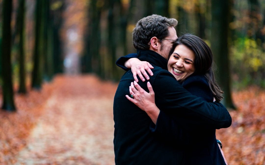 Un couple s'enlace lors d'un shooting photo de couple dans le bois de la Cambre à Bruxelles
