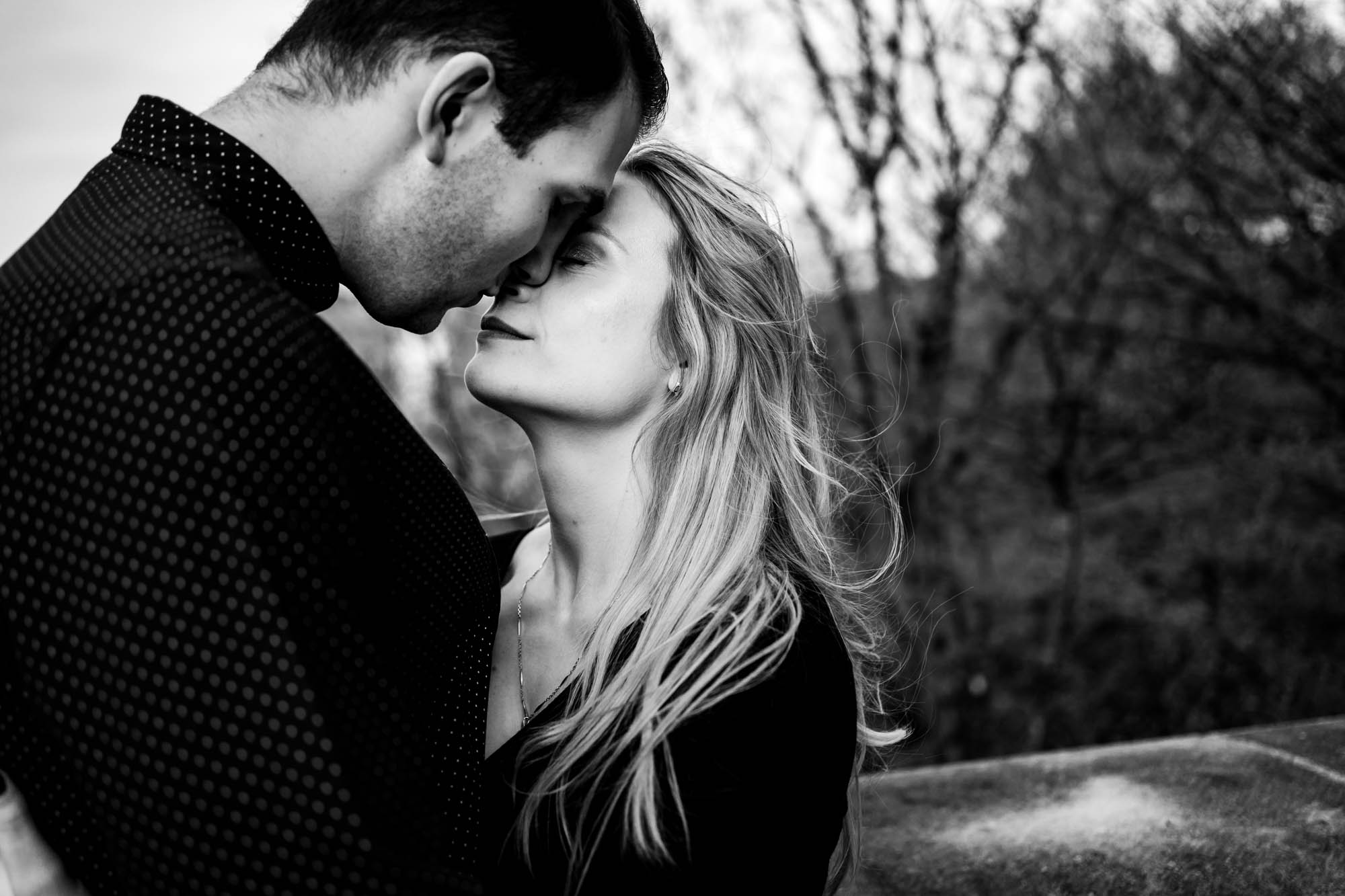 Un couple amoureux lors d'un shooting photo de couple, pré wedding shoot à Luxembourg