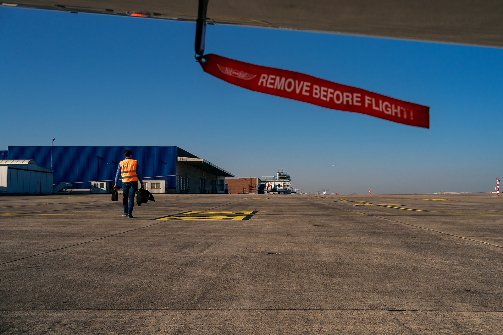 Jeune pilote finissant son vol et retournant vers le 