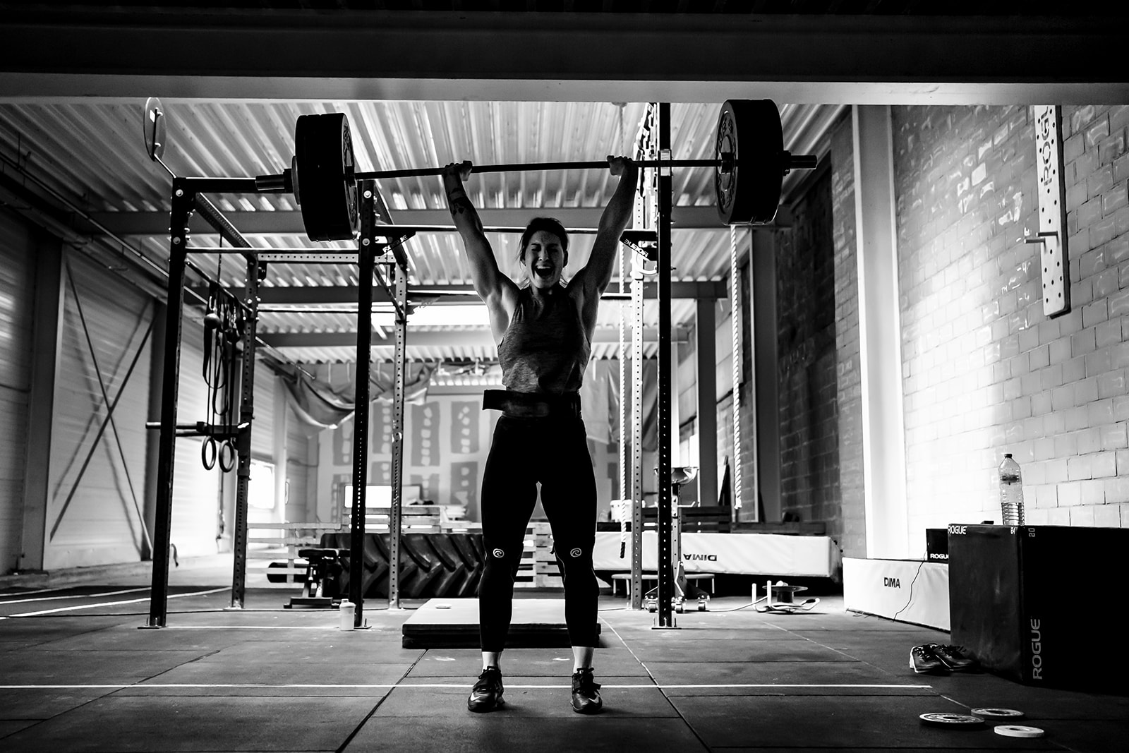 Athlète de crossfit, Sarah Massoni faisant un Clean and Jark aux Open 2021