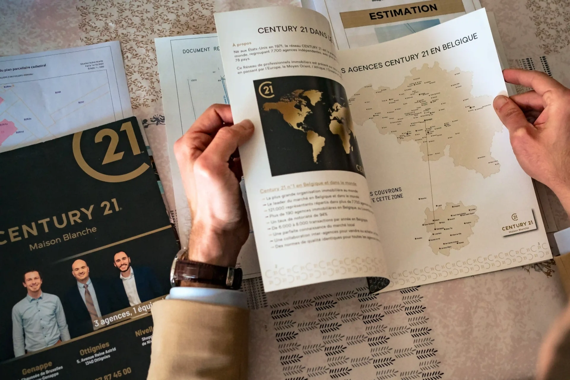 Folder de l'Agence Maison Blanche Century 21 de Genappe lors d'un mandat, dans le Brabant Wallon