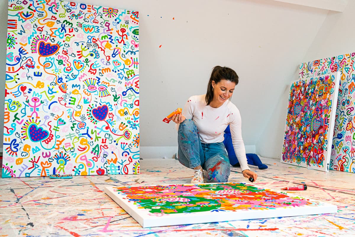 Barbara Cox, artiste peintre à l'œuvre dans son atelier, reportage photo dans le Brabant Wallon