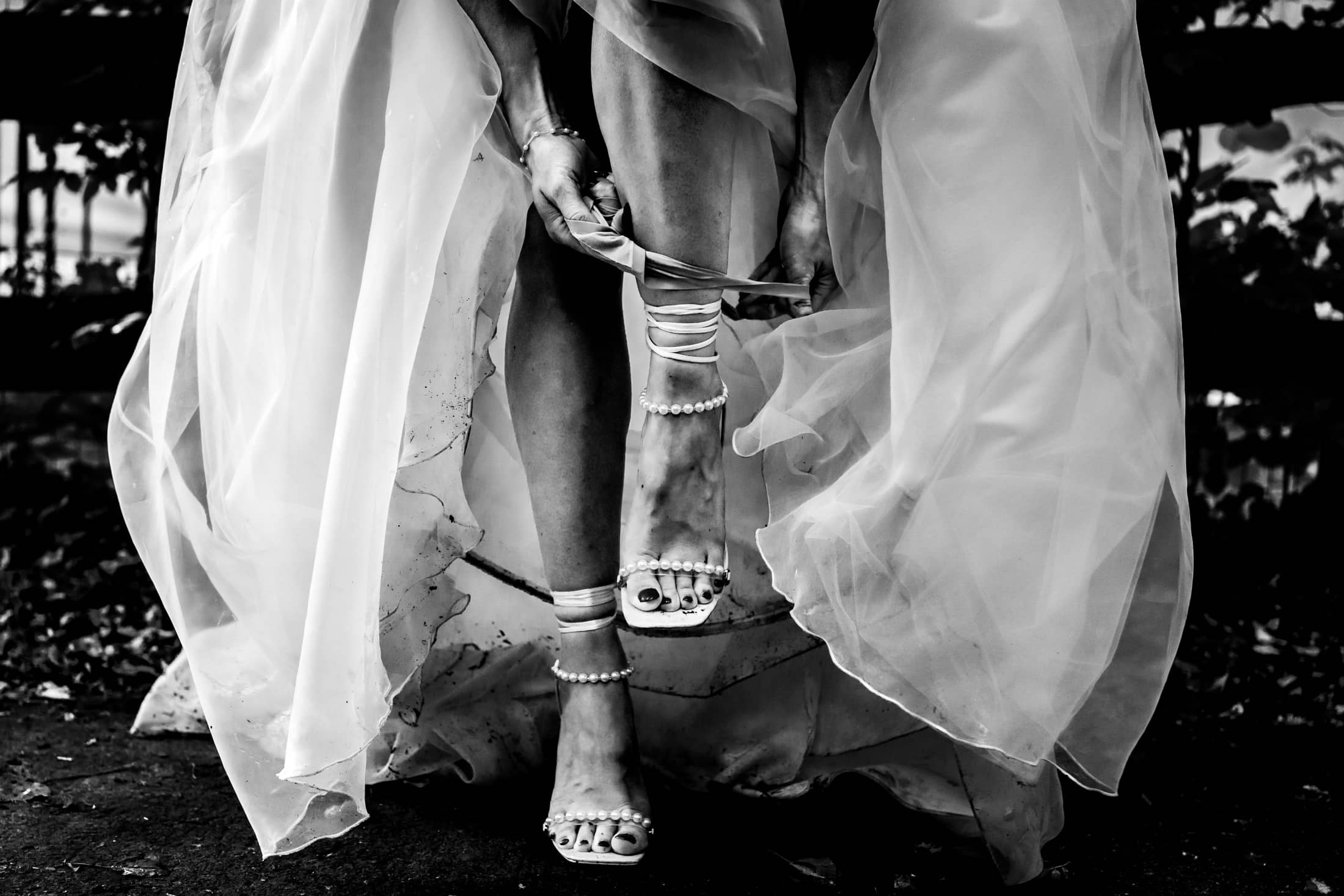 La mariée remet sa culotte après avoir fait un pipi nature
