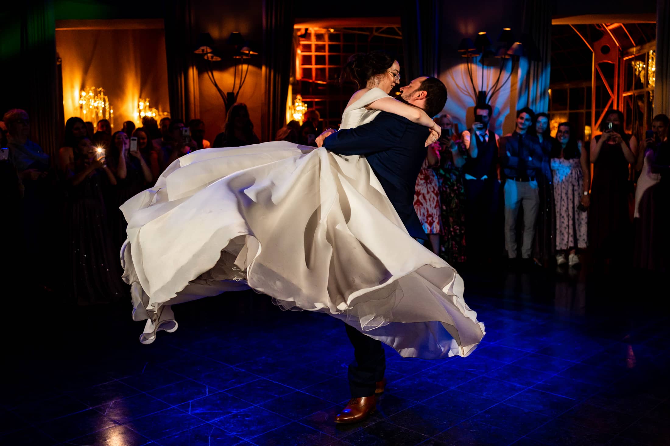 Dans la château de Ruisbroek les mariés ouvrent le bal dans un belle lumière d'ambiance