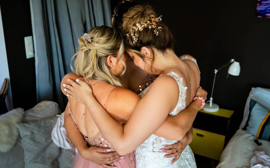 La marié entourée de ses témoins lors d'une prière fait par un photographe de mariage à Saint-Gilles