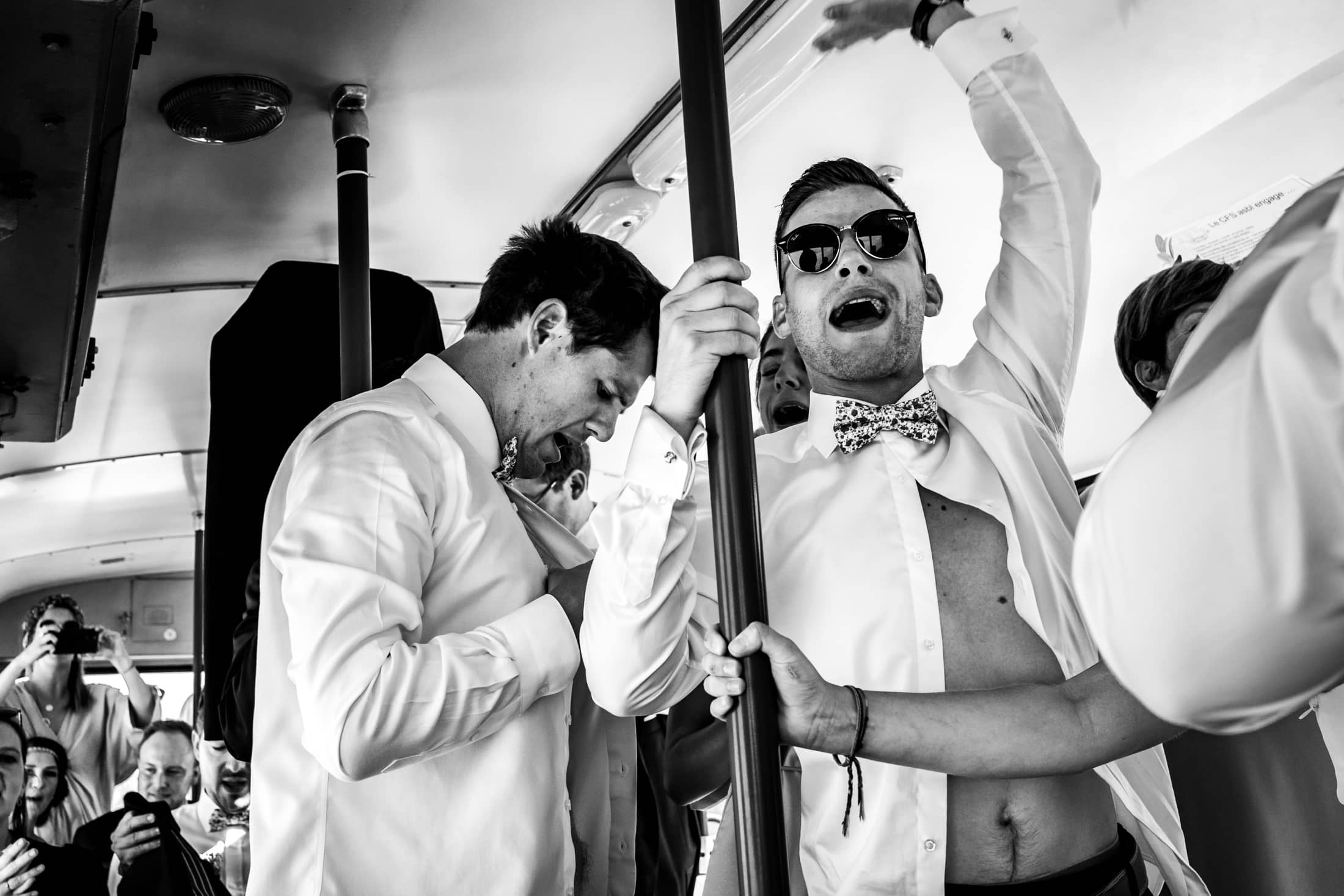 Dans un bus de location pour le mariage les invités chantent la chemise ouverte car il faisait tellement chaud.