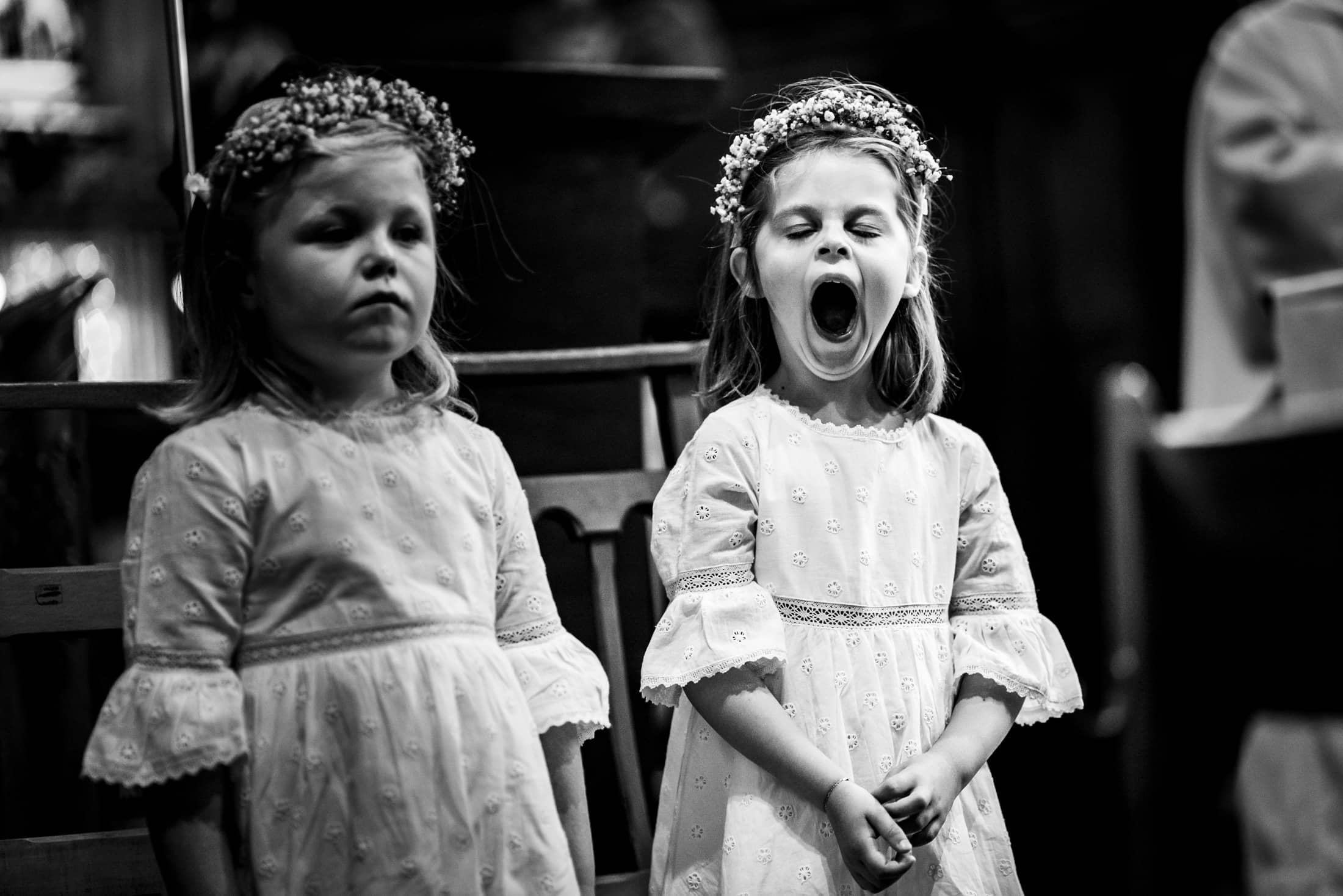 Une petite fille baille pendant la cérémonie religieuse d'un mariage à Hannut.