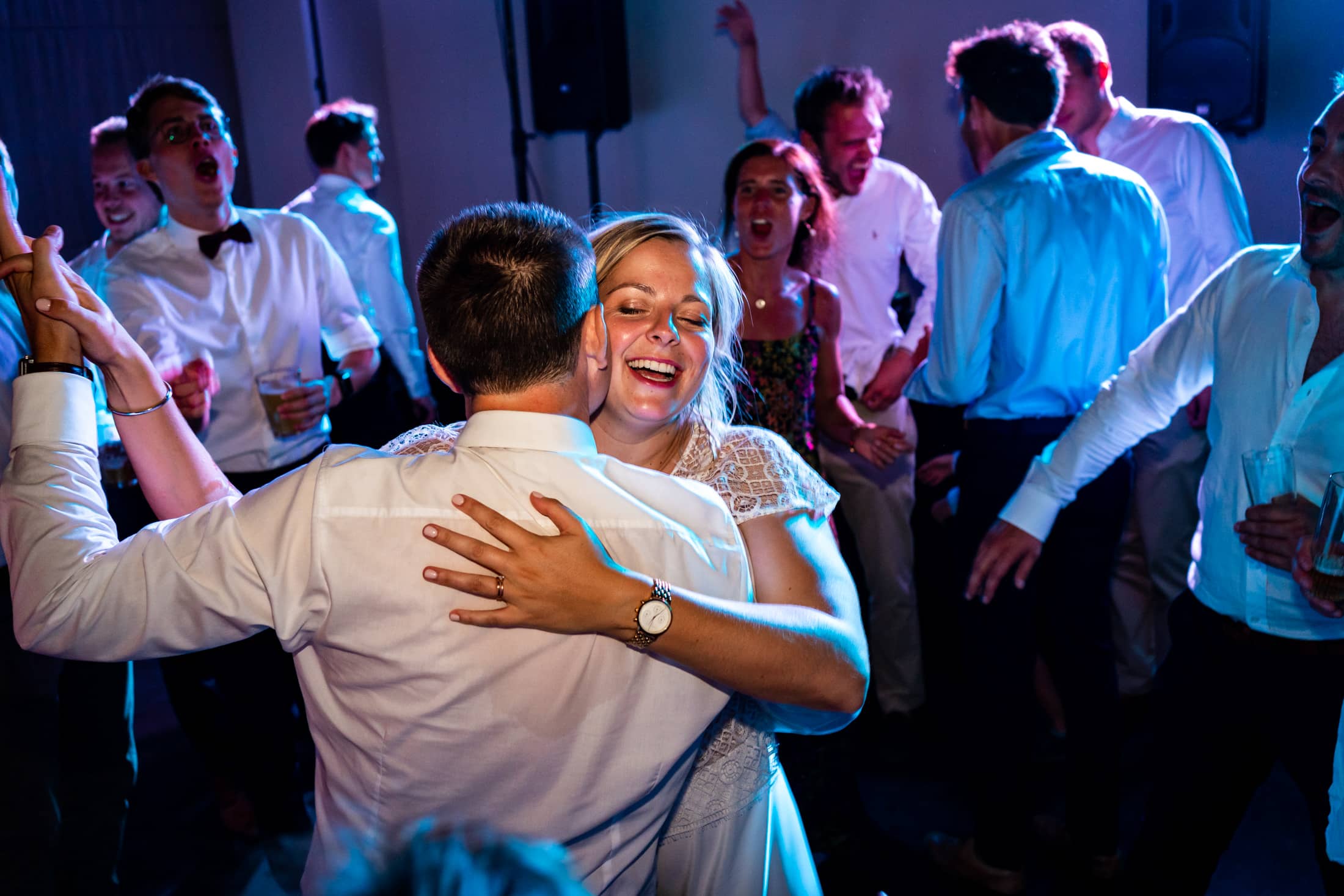 Un couple de jeune marié dansent entourés de leurs amis au château Franc-Waret