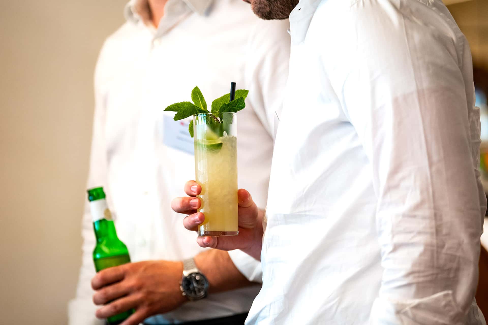 Jeune cadre de chez Cushman & Wakefield ayant un cocktail avec des feuilles de menthes en main