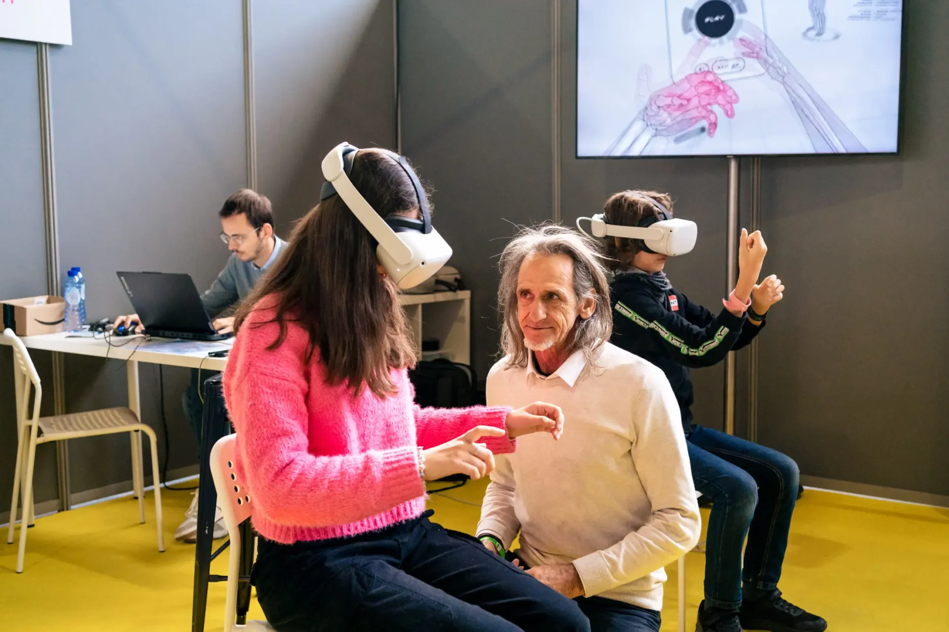 Un homme assiste une jeune fille à la réalité virtuelle au I love science festival, Bruxelles
