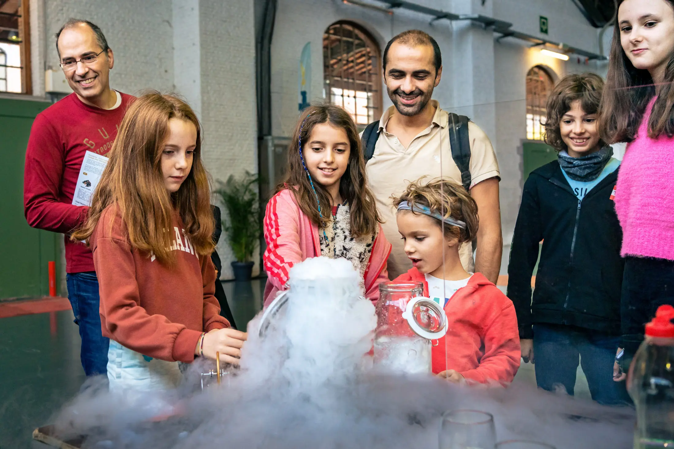Des enfants et leurs parents expriment le fumée artificielle au I love science festival à Bruxelles