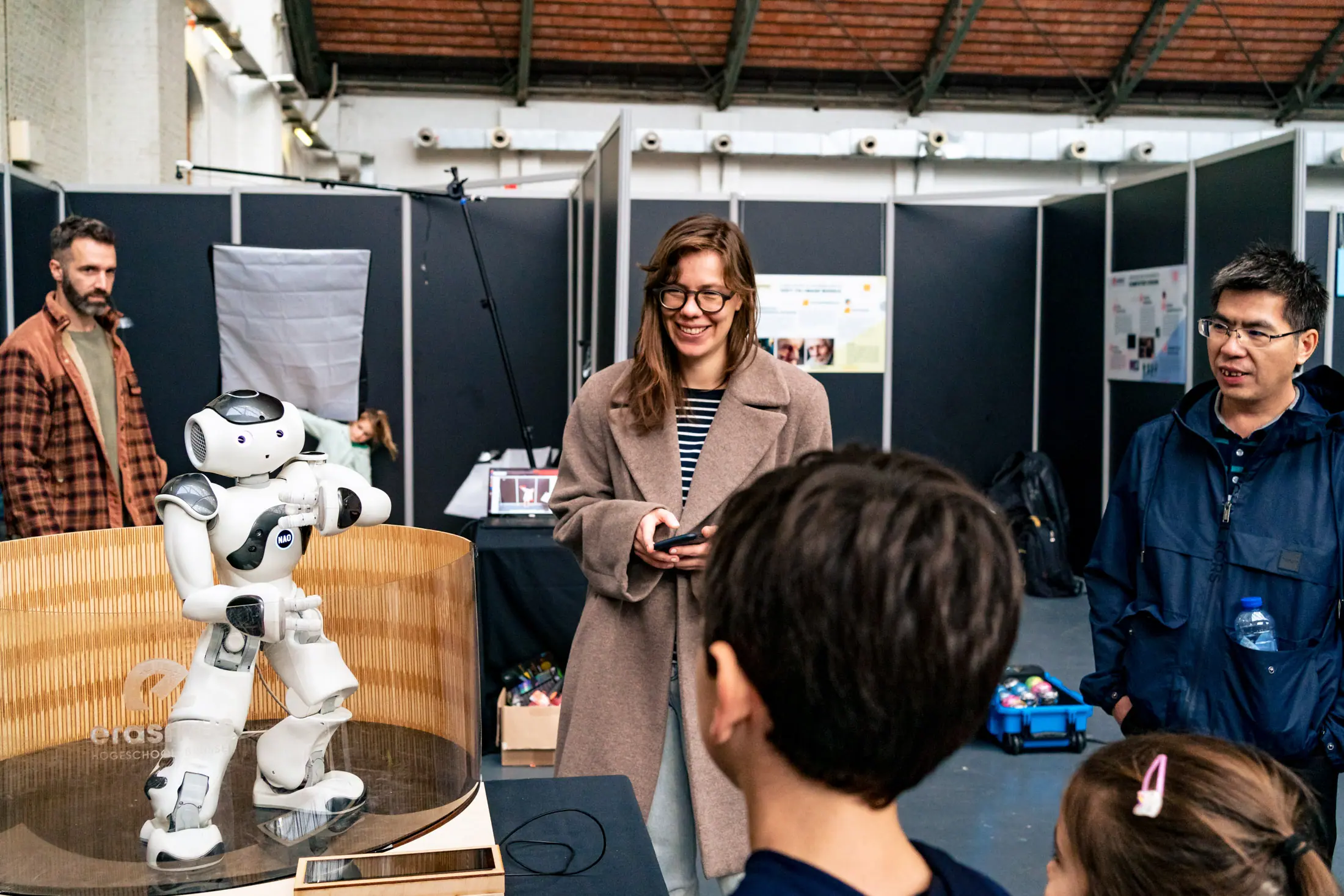 Une dame anime un robot qui fait rire les enfants au I love science festival à Bruxelles