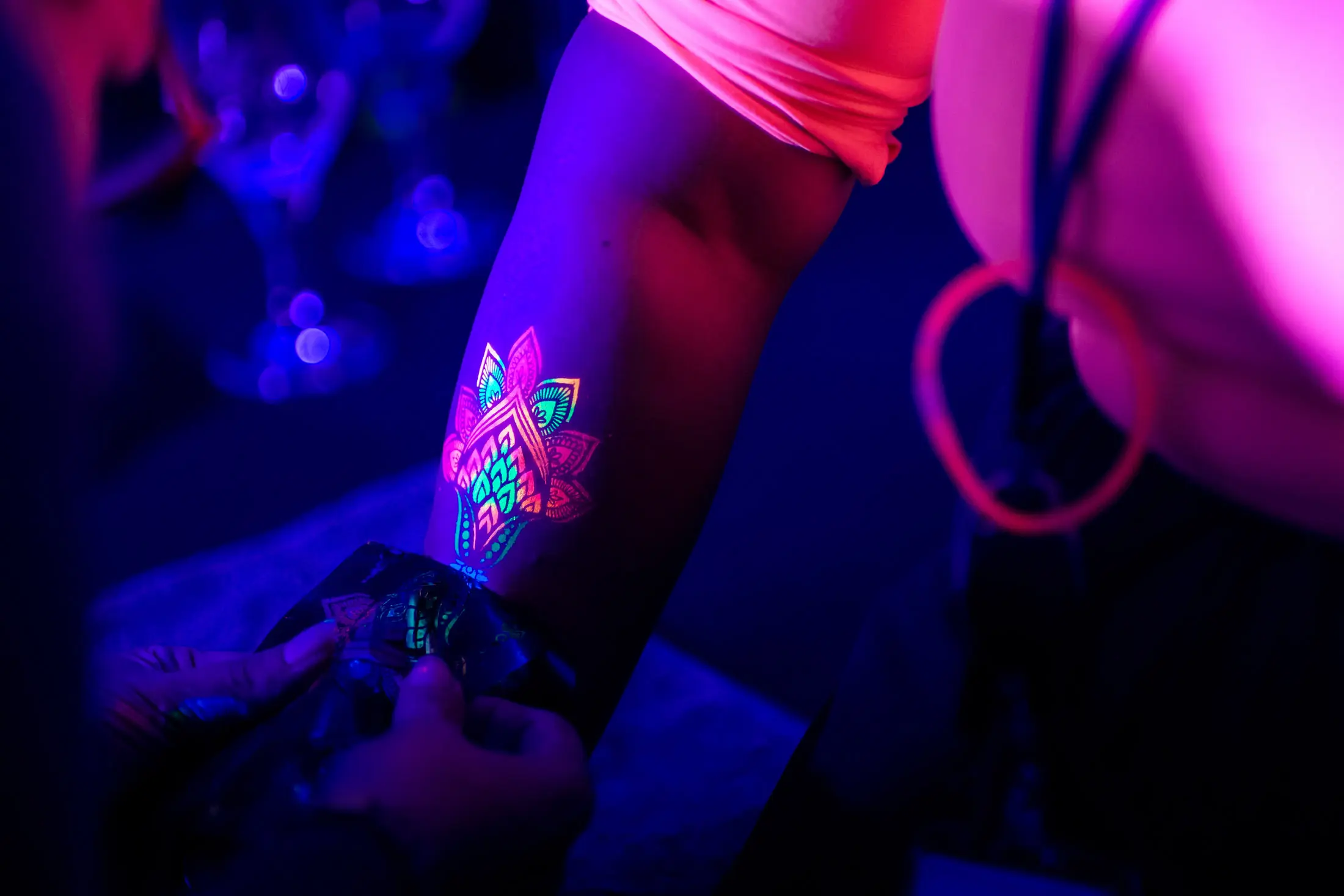 Tatouage éphémère fluo sur un bras lors d'un événement à Bruxelles