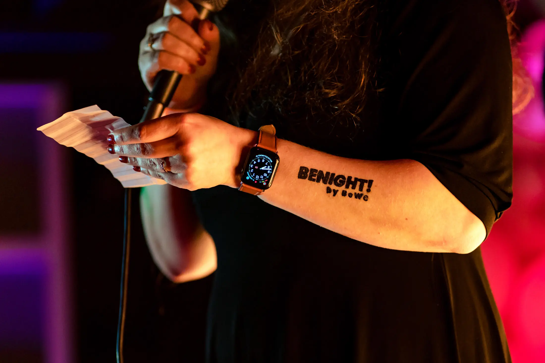 Vue d'un bras avec tatouage éphémère tenant un papier lors d'un discours