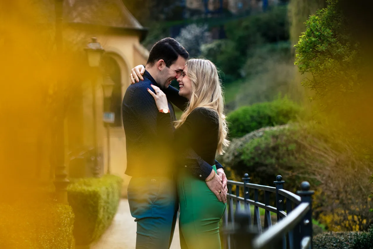 un couple se tient l'un en face de l'autre su un petit chemin lors d'une session photo de couple à Luxembourg