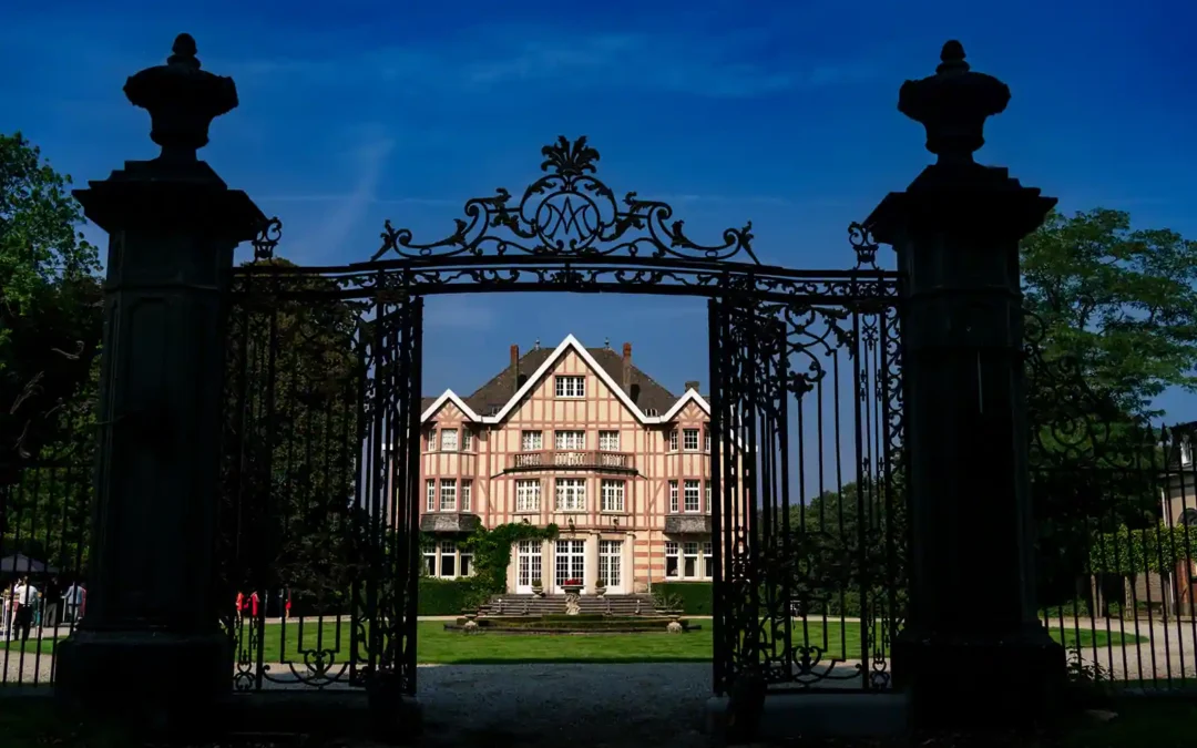 Superbe château avec grand portail en fer forgé par le photographe de mariage à Bordeaux